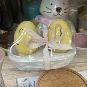 NWT yellow easter salt and pepper shakers